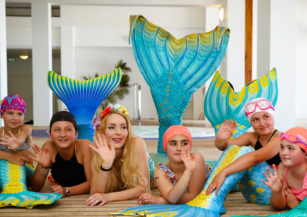 sirène Claire avec un groupe d'enfants