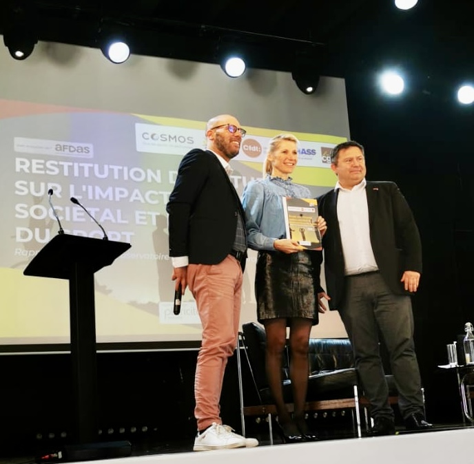 Marie Barsacq la ministre des Sports, avec à  gauche Romain Vieville représentant le COSMOS et président de l'OMS